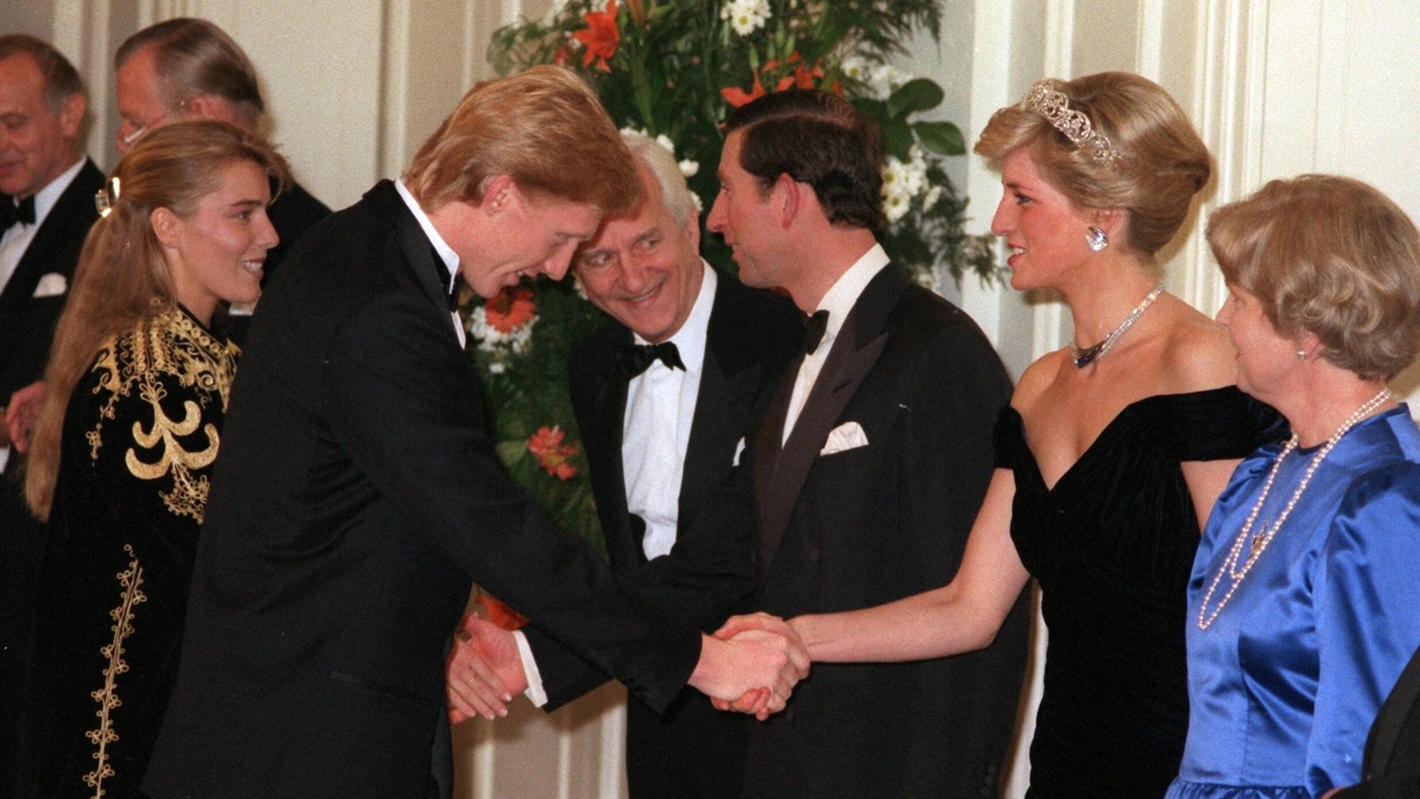 Tennis-Star Boris Becker (2.v.l) begrüßt am 1987 in Bonn Prinzessin Diana. Ebenfalls mit dabei: Benedicte Courtin (l-r), damalige Freundin von Boris Becker, Bundespräsident Richard von Weizsäcker, Prinz Charles und Marianne von Weizsäcker.Foto: picture alliance / Wolfgang Eilmes/dpa | Wolfgang Eilmes
