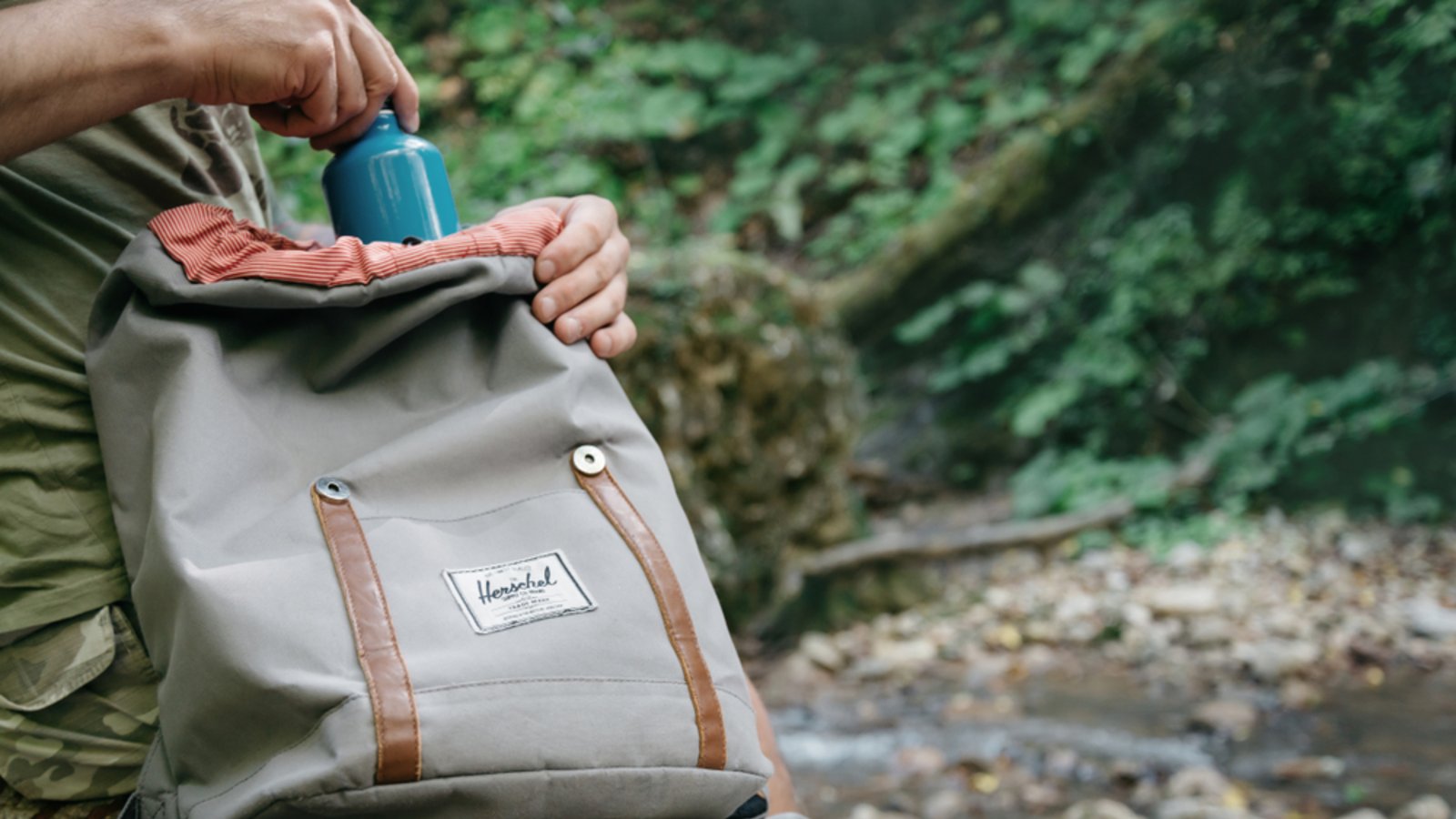 So waschen Sie den Rucksack nach einer langen Tour.Foto: Duet PandG / shutterstock.com So waschen Sie den Rucksack nach einer langen Tour.Foto: Duet PandG / shutterstock.com