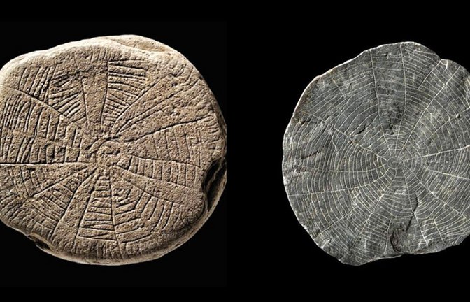 Zwei der gut 600 Sonnensteine von Bornholm, die vor rund 4900 Jahren in einer Ritualanlage „bestattet“ wurden.<span class='image-autor'>Foto: © Nationalmuseum Dänemarks</span>