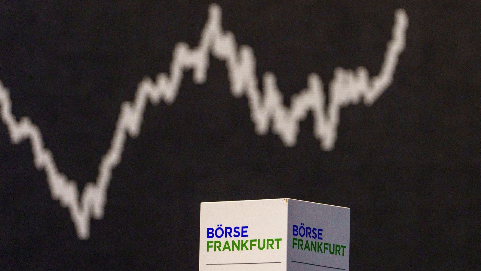 Die Kurve des deutschen Aktienindex (DAX) zeigt nach oben. Die Deutsche Börse hat im ersten Quartal 2024 deutlich mehr verdient als erwartet.Foto: Andreas Arnold/dpa