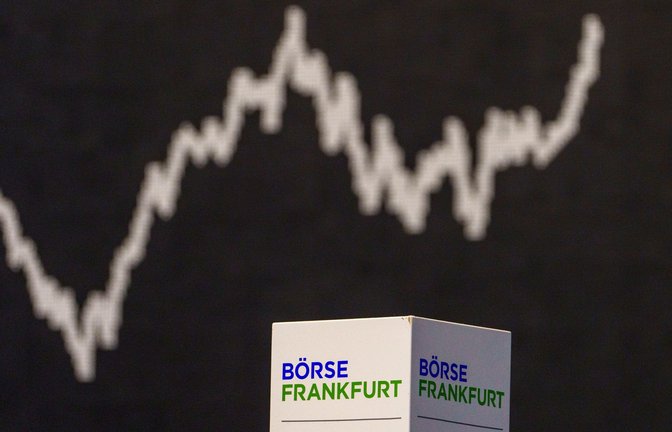 Die Kurve des deutschen Aktienindex (DAX) zeigt nach oben. Die Deutsche Börse hat im ersten Quartal 2024 deutlich mehr verdient als erwartet.<span class='image-autor'>Foto: Andreas Arnold/dpa</span>