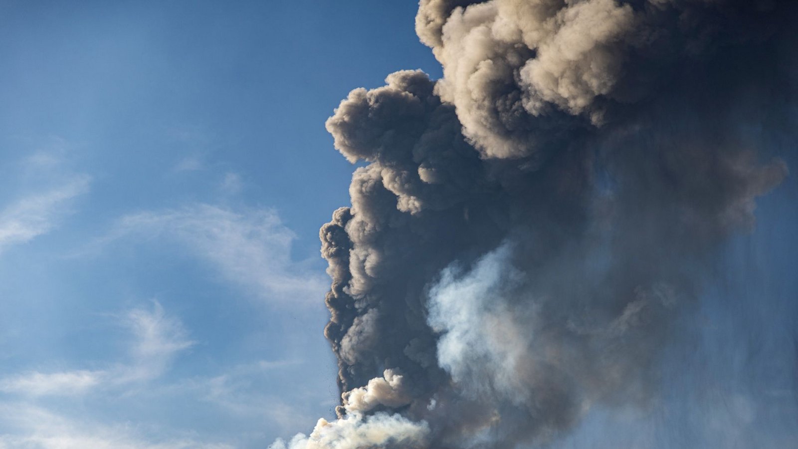 1669 n. Chr. – Ätna, Italien: Die Ausbrüche vom 8. März bis zum 11. Juli 1669 zerstörten große Teile der sizilianischen Stadt Catania. Sie gehörten zu den größten historischen Eruptionen des Ätna (eine Aschewolke ist während eines Ausbruchs des Ätna, dem größtem aktiven Vulkan in Europa, am 4. Juli 2021 zu sehen).Foto: Salvatore Allegra/AP/dpa