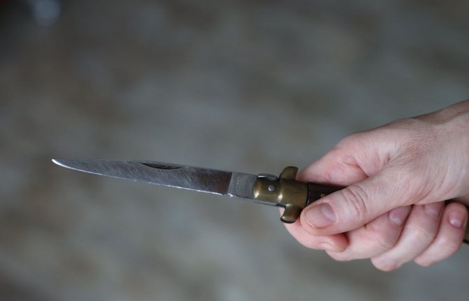 Die 34-Jährige soll bei dem Streit ein Messer gezückt und damit ihre Kontrahentin verletzt haben (Symbolbild).<span class='image-autor'>Foto: imago images/SKATA/via www.imago-images.de</span>