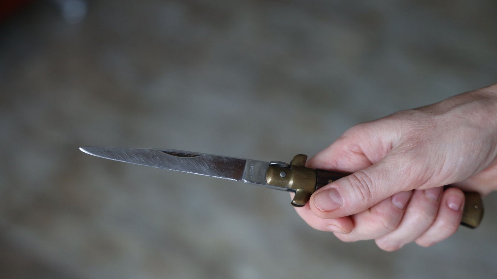 Die 34-Jährige soll bei dem Streit ein Messer gezückt und damit ihre Kontrahentin verletzt haben (Symbolbild).Foto: imago images/SKATA/via www.imago-images.de Die 34-Jährige soll bei dem Streit ein Messer gezückt und damit ihre Kontrahentin verletzt haben (Symbolbild).Foto: imago images/SKATA/via www.imago-images.de