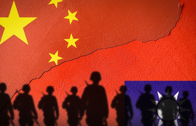 Die Schatten von Soldaten sind vor den Flaggen von China und Taiwan zu sehen.<span class='image-autor'>Foto: Imago/Pond5 Images</span>