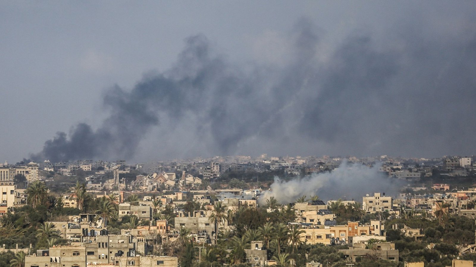 Über Gaza-Stadt steigt dichter Rauch infolge von israelischen Angriffen auf.Foto: Mohammed Talatene/dpa Über Gaza-Stadt steigt dichter Rauch infolge von israelischen Angriffen auf.Foto: Mohammed Talatene/dpa