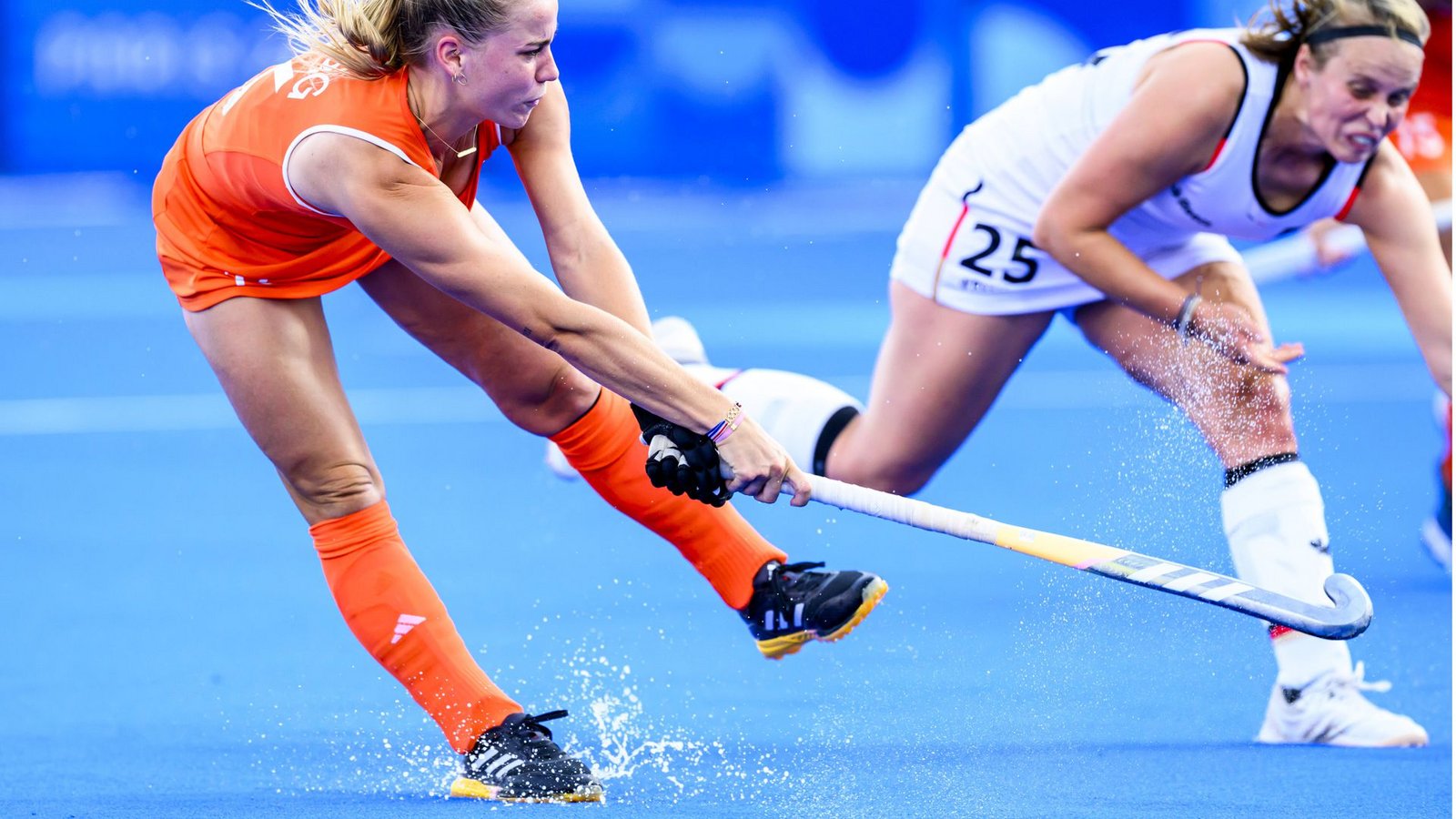 Es spritzt: beim Hockey ist das häufiger der Fall. Warum ist der Platz nass?Foto: IMAGO/BSR Agency/IMAGO/Frank Uijlenbroek Es spritzt: beim Hockey ist das häufiger der Fall. Warum ist der Platz nass?Foto: IMAGO/BSR Agency/IMAGO/Frank Uijlenbroek