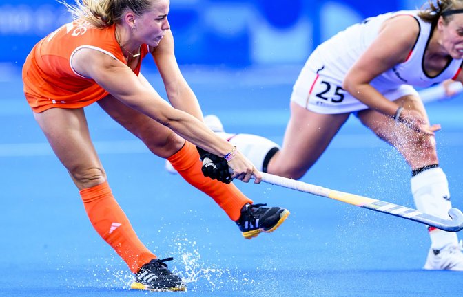 Es spritzt: beim Hockey ist das häufiger der Fall. Warum ist der Platz nass?<span class='image-autor'>Foto: IMAGO/BSR Agency/IMAGO/Frank Uijlenbroek</span>
