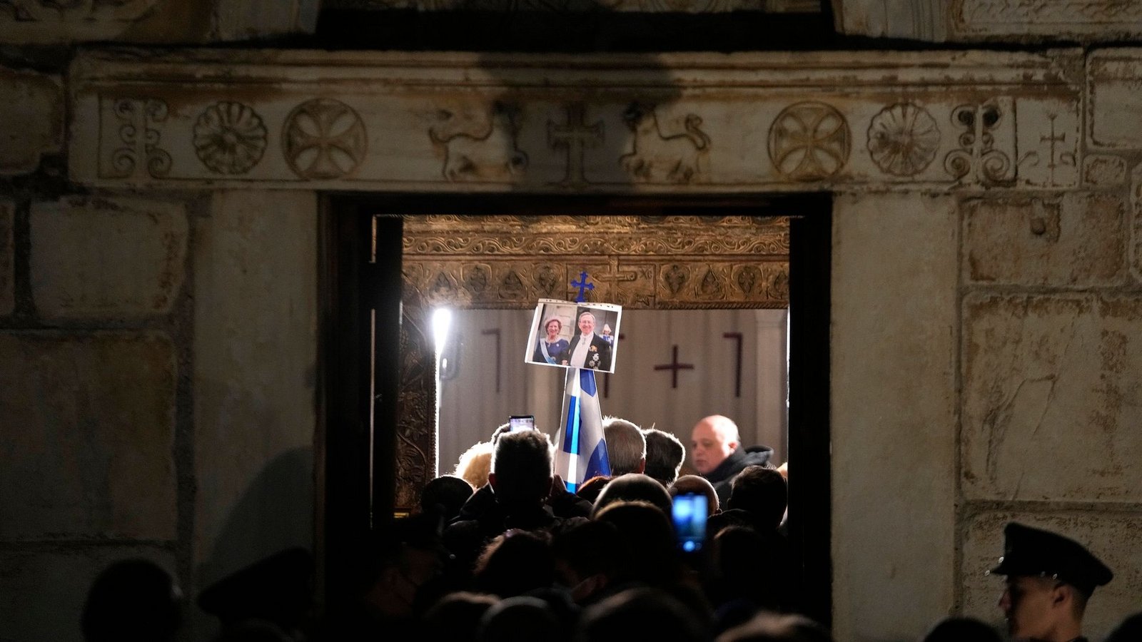 Zahlreiche Menschen nehmen in einer kleinen Kapelle Abschied von ihrem Ex-König.Foto: Petros Giannakouris/AP/dpa