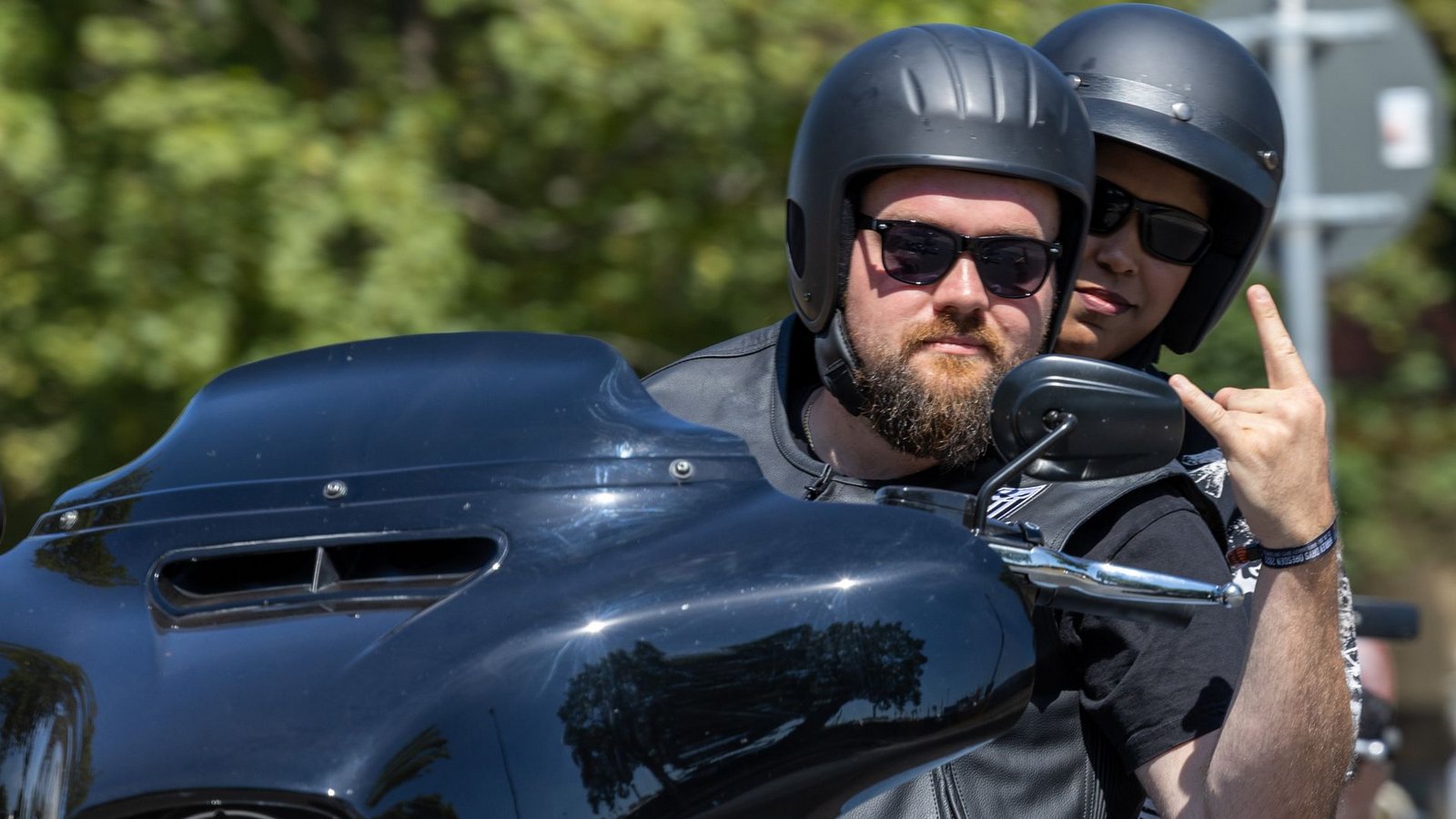 Ein Harley-Davidson-Fahrer grüßt während der Dresdner Harley Days einen anderen Harley-Biker (Archivbild).Foto: dpa/Daniel Schäfer