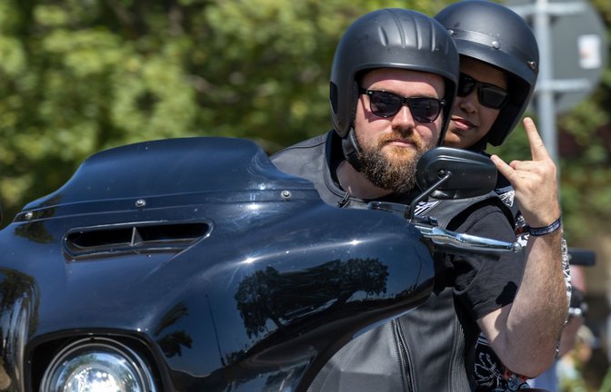 Ein Harley-Davidson-Fahrer grüßt während der Dresdner Harley Days einen anderen Harley-Biker (Archivbild).<span class='image-autor'>Foto: dpa/Daniel Schäfer</span>