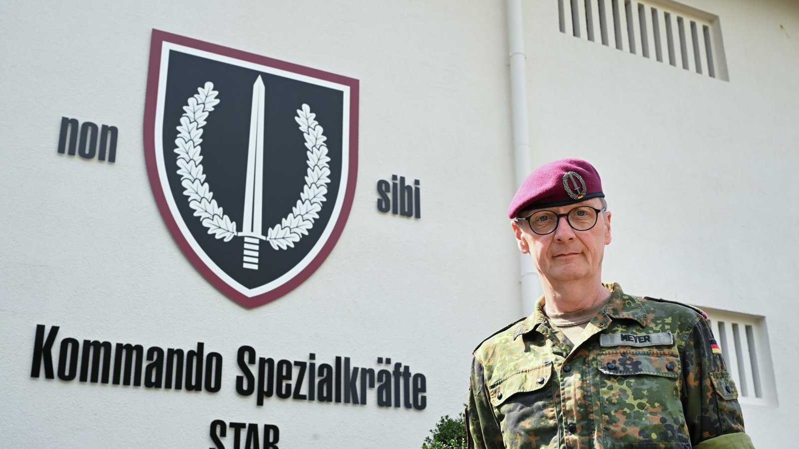 Brigadegeneral Ansgar Meyer, Kommandeur des Kommando Spezialkräfte in Calw, steht vor dem Eingang des Kommando Spezialkräfte.Foto: Bernd Weißbrod/dpa Brigadegeneral Ansgar Meyer, Kommandeur des Kommando Spezialkräfte in Calw, steht vor dem Eingang des Kommando Spezialkräfte.Foto: Bernd Weißbrod/dpa