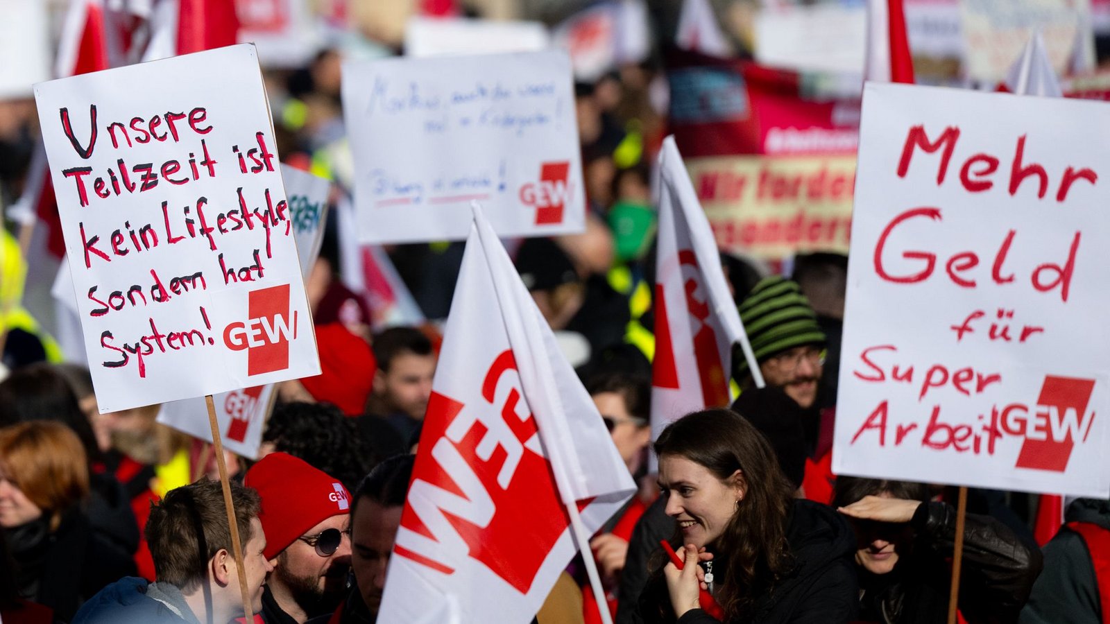 Der Protest im Vorfeld fiel relativ moderat aus, hat aber zum Ergebnis geführt: Der Tarifabschluss bringt „mehr Geld für super Arbeit“.Foto: Sven Hoppe/dpa Der Protest im Vorfeld fiel relativ moderat aus, hat aber zum Ergebnis geführt: Der Tarifabschluss bringt „mehr Geld für super Arbeit“.Foto: Sven Hoppe/dpa