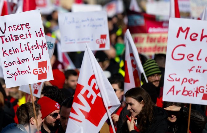 Der Protest  im Vorfeld fiel relativ moderat aus, hat aber zum Ergebnis geführt: Der Tarifabschluss bringt „mehr Geld für super Arbeit“.<span class='image-autor'>Foto: Sven Hoppe/dpa</span>