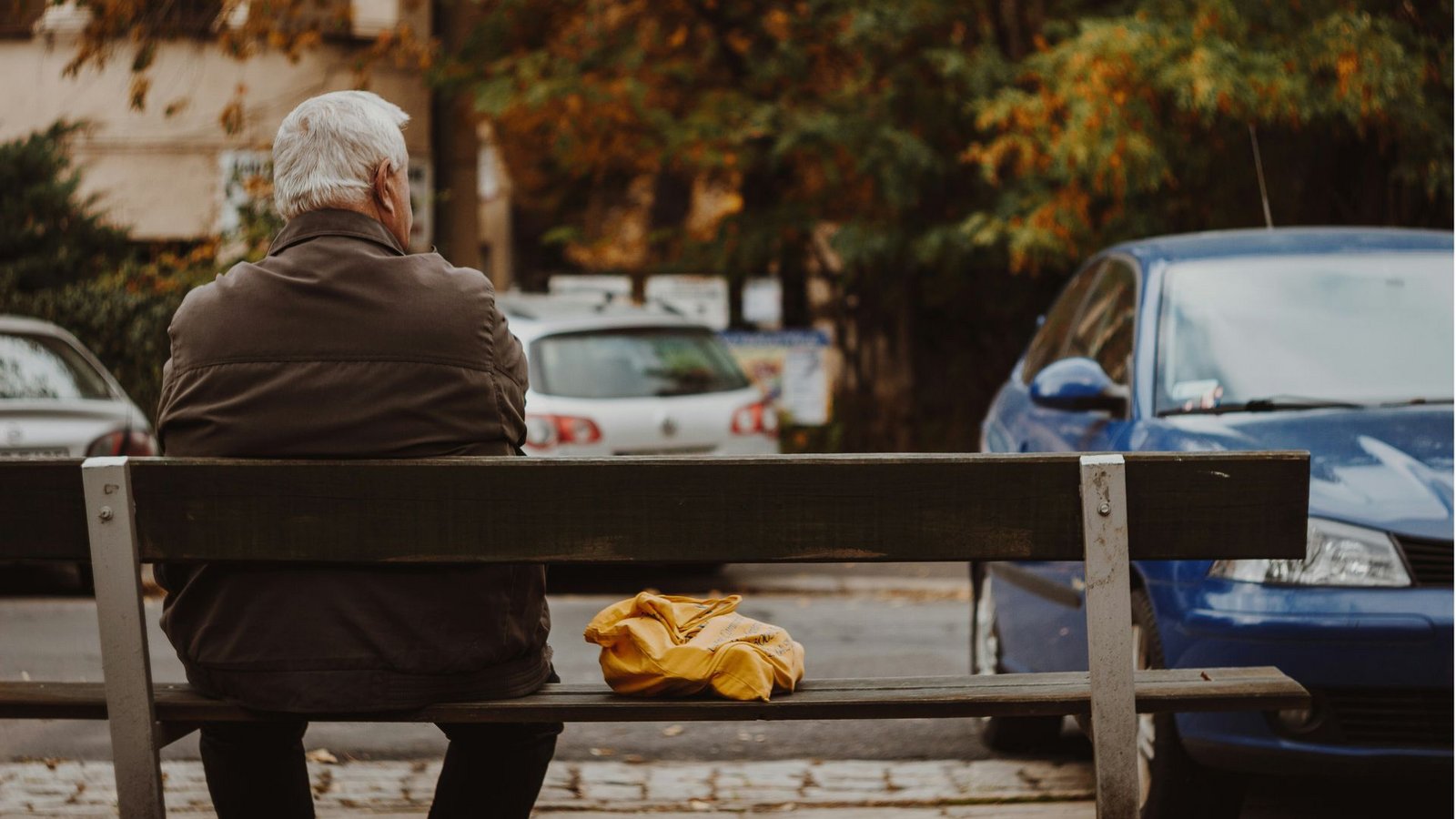 Einsam wird man im Alter schneller als man denkt – zum Beispiel, wenn der Partner stirbt.Foto: Unsplash/ Mykyta Martynenko Einsam wird man im Alter schneller als man denkt – zum Beispiel, wenn der Partner stirbt.Foto: Unsplash/ Mykyta Martynenko