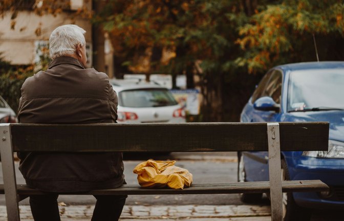 Einsam wird man im Alter schneller als man denkt – zum Beispiel, wenn der Partner stirbt.<span class='image-autor'>Foto: Unsplash/ Mykyta Martynenko</span>