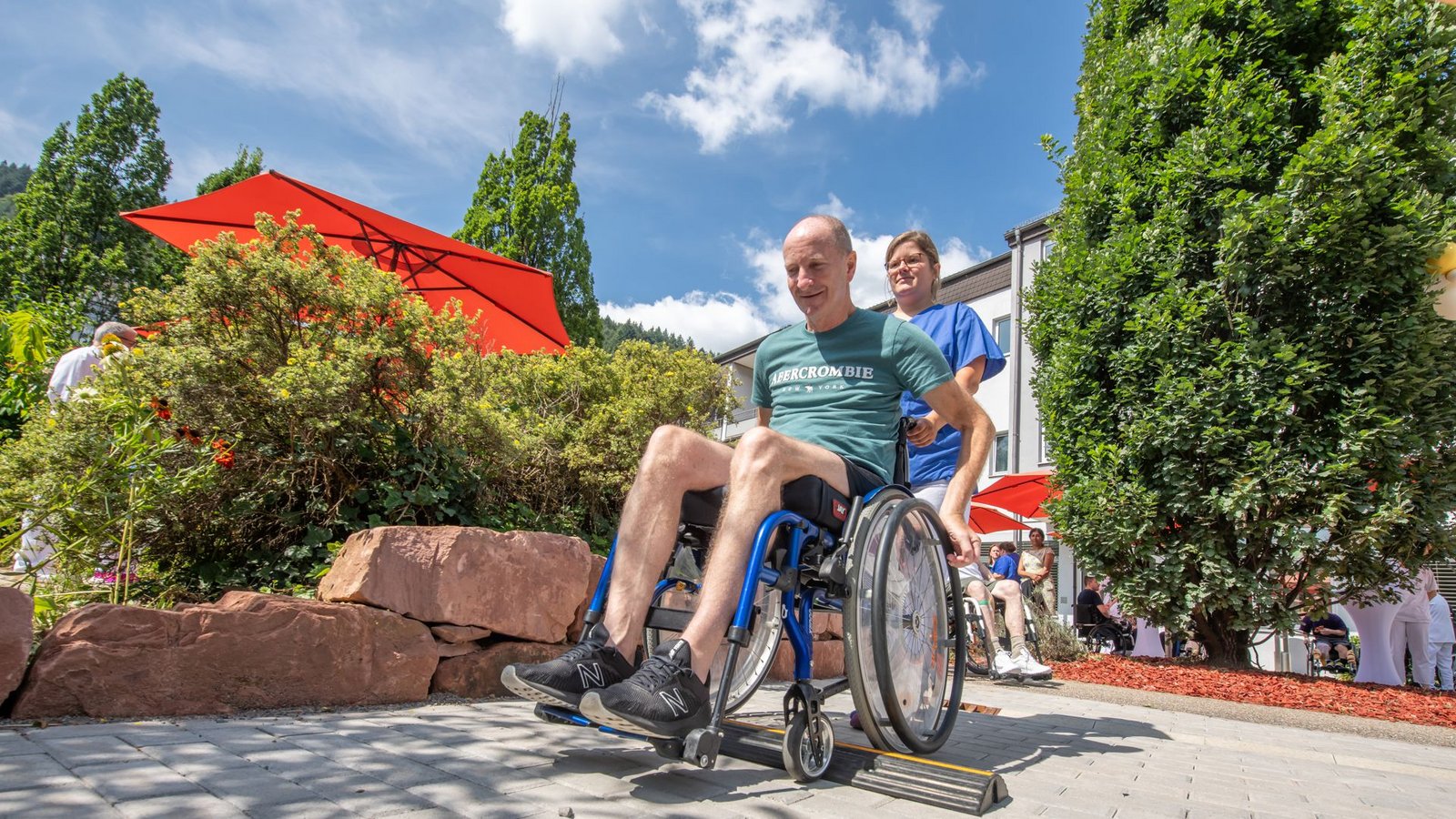 Das Training im Rollstuhlparcours ist fester Bestandteil im Tagesablauf der Patienten. Dabei werden sie am Anfang stets von Pflegern unterstützt.Foto: Universitätsklinikum Heidelberg / H. Schröder