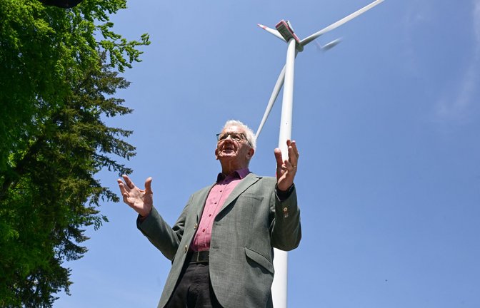 Ministerpräsident Winfried-Kretschmann (Grüne) bei einem Windpark in Sulzbach-Laufen.<span class='image-autor'>Foto: dpa/Bernd Weißbrod</span>