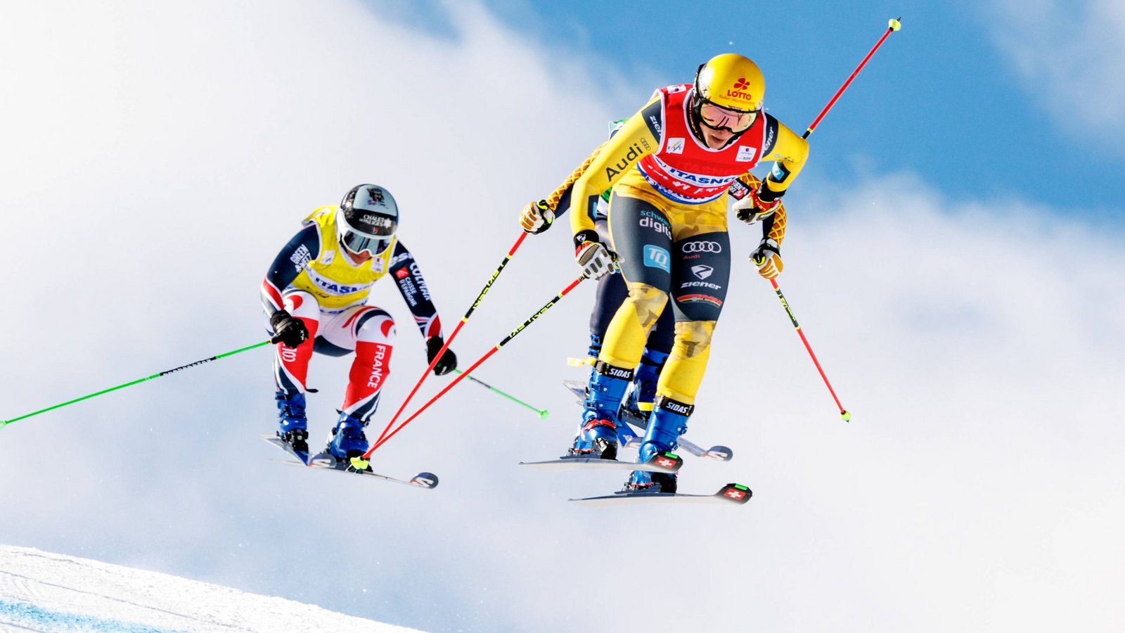 Daniela Maier (vorne) will in Livigno um eine Medaille im Skicross kämpfen.Foto: IMAGO/GEPA pictures Daniela Maier (vorne) will in Livigno um eine Medaille im Skicross kämpfen.Foto: IMAGO/GEPA pictures