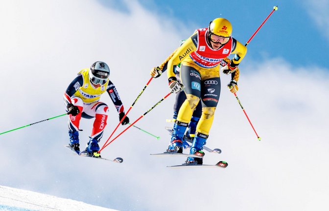 Daniela Maier (vorne) will in Livigno um eine Medaille im Skicross kämpfen.<span class='image-autor'>Foto: IMAGO/GEPA pictures</span>