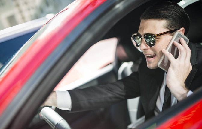 Handy am Ohr während des Autofahrens: Es könnte das letzte Gespräch im Leben sein.<span class='image-autor'>Foto: mago/Westend61</span>