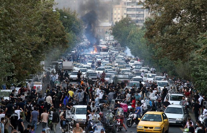 Demonstranten haben sich in der Innenstadt von Teheran versammelt.<span class='image-autor'>Foto: Uncredited/AP/dpa</span>