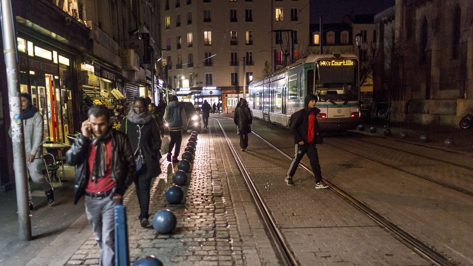 Saint-Denis ist ein äußerst kontrastreicher Vorort von ParisFoto: imago/EST&OST/imago stock&people Saint-Denis ist ein äußerst kontrastreicher Vorort von ParisFoto: imago/EST&OST/imago stock&people