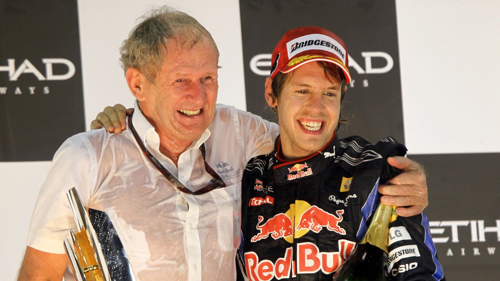 Sebastian Vettel (r) im Jahr 2010 mit Helmut Marko.Foto: Jens Büttner/DPA/dpa/Archiv