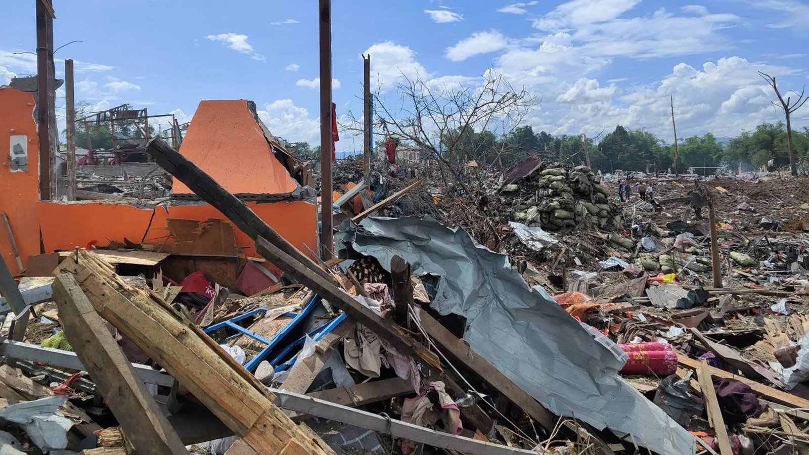 Anwohnern zufolge wurden bei der Explosion auch zahlreiche Wohnhäuser in der Umgebung beschädigt.Foto: -/Palaung Land/AP/dpa Anwohnern zufolge wurden bei der Explosion auch zahlreiche Wohnhäuser in der Umgebung beschädigt.Foto: -/Palaung Land/AP/dpa