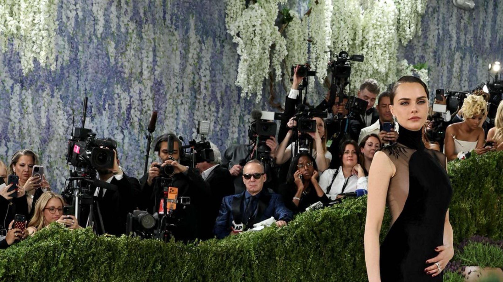 Das Model Cara Delevingne in einem schwarzen Kleid mit XXL-Tüllschleppe von Ralph Lauren.Foto: Getty Images via AFP Das Model Cara Delevingne in einem schwarzen Kleid mit XXL-Tüllschleppe von Ralph Lauren.Foto: Getty Images via AFP