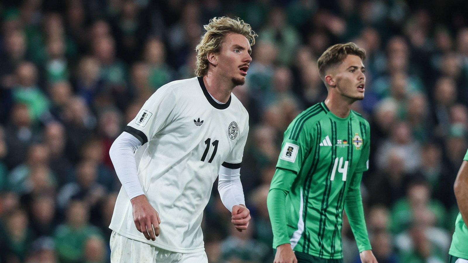 Nick Woltemade (Note 2,5): Der ehemalige VfB-Offensivmann startet bei Newcastle United ordentlich durch – bei der DFB-Elf galt das zuletzt eher nicht so. Im September gab es zwei unglückliche Auftritte, am Freitag in Sinsheim gegen Luxemburg wieder. Nun, gegen Nordirland, änderte sich das Bild. Denn der ehemalige Stuttgarter brachte den flirrenden Windsor Park zu Belfast mit seinem Schultertor nach einer Raum-Ecke zum 1:0 nach einer guten halben Stunde zum Verstummen. Es war Woltemades erstes Länderspieltor. Ansonsten gegen die aggressiven Nordiren griffig und mit viel Engagement unterwegs. Woltemade musste einiges einstecken und holte einige Freistöße heraus. Baute in der zweiten Hälfte etwas ab.Foto: IMAGO/Nico Herbertz