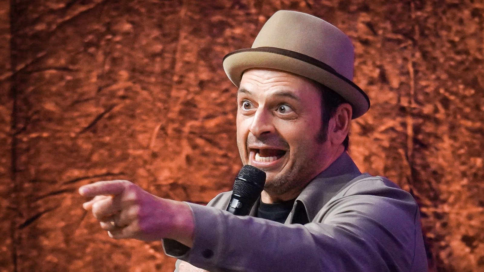Immer wieder spricht Kaya Yanar Menschen im Publikum an und sorgt so für viele Lacher und eine enge Bindung zu seinen Fans.Foto: Ferdinando Iannone Immer wieder spricht Kaya Yanar Menschen im Publikum an und sorgt so für viele Lacher und eine enge Bindung zu seinen Fans.Foto: Ferdinando Iannone