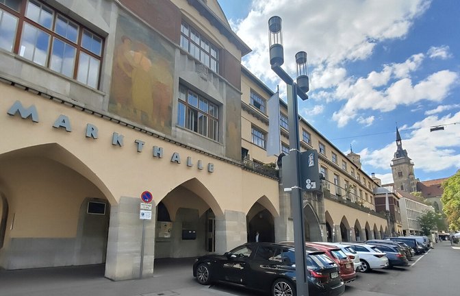 Die Parkplätze vor der Markthalle sollen anderen Nutzungen weichen.<span class='image-autor'>Foto: Judith A. Sägesser</span>