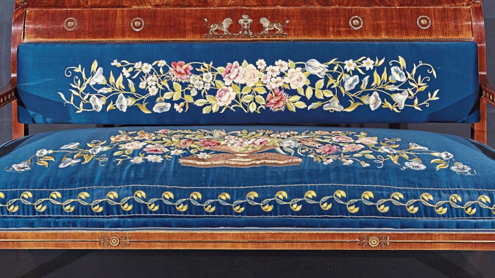 Künstlerisch-handwerklich begabt: Diese floralen Sofa-Bespannungen hat Königin Charlotte Mathilde selbst angefertigt. Fotos: SSG