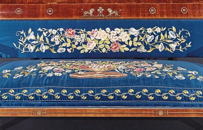Künstlerisch-handwerklich begabt: Diese floralen Sofa-Bespannungen hat Königin Charlotte Mathilde selbst angefertigt. Fotos: SSG