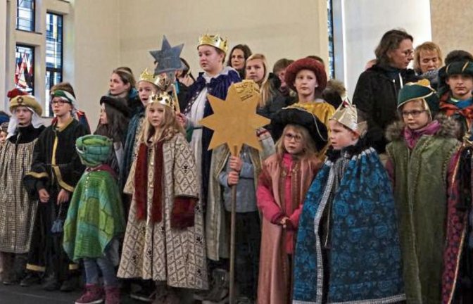 Gut gestärkt mit einem Frühstück gehen die Kinder in den Sternsinger-Gottesdienst. Foto: p