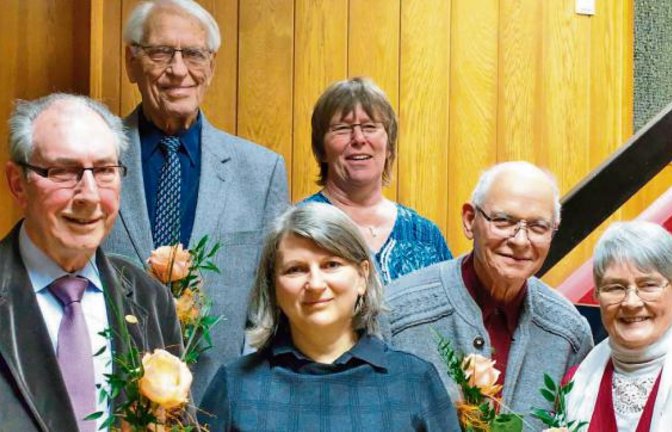 Die geehrten Sänger von links: Rudolf Maulick, Otto Pösse, Vorsitzende Elke Henz, Kassiererin Susanne Klein, Werner Müller und Renate Müller.  Foto: p