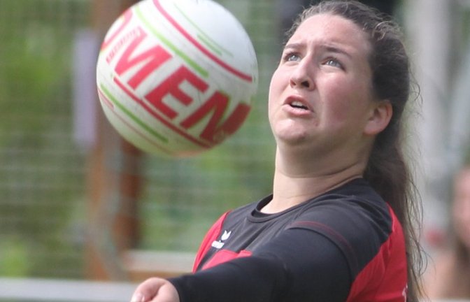 Zuspielerin Lisa Knodel und die Faustballerinnen des TV Vaihingen sind in der Feldsaison nur noch einen kleinen Schritt von der Qualifikation zu den Aufstiegsspielen zur 1. Bundesliga Süd entfernt.  <span class='image-autor'>Foto: Archiv/Nachreiner</span>