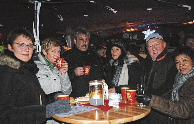 Bei Sekt oder Glühwein kam trotz der Kälte rasch gute Stimmung auf.  Fotos: Stahlfeld
