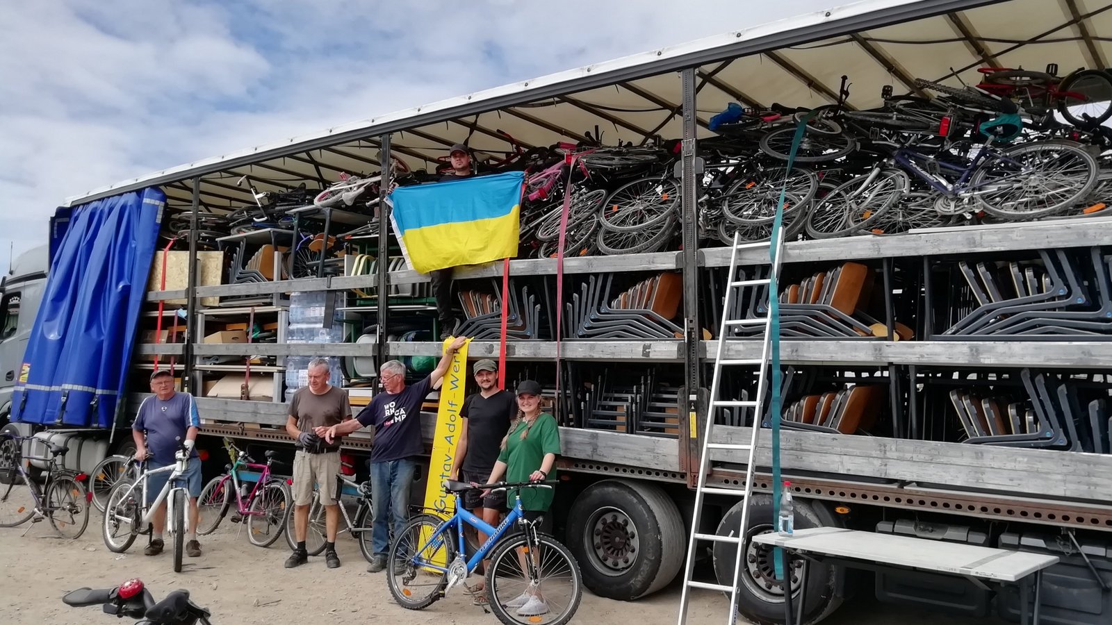 Hier wird der 18. GAW-Truck in Löchgau mit Fahrrädern befüllt.  Foto: p