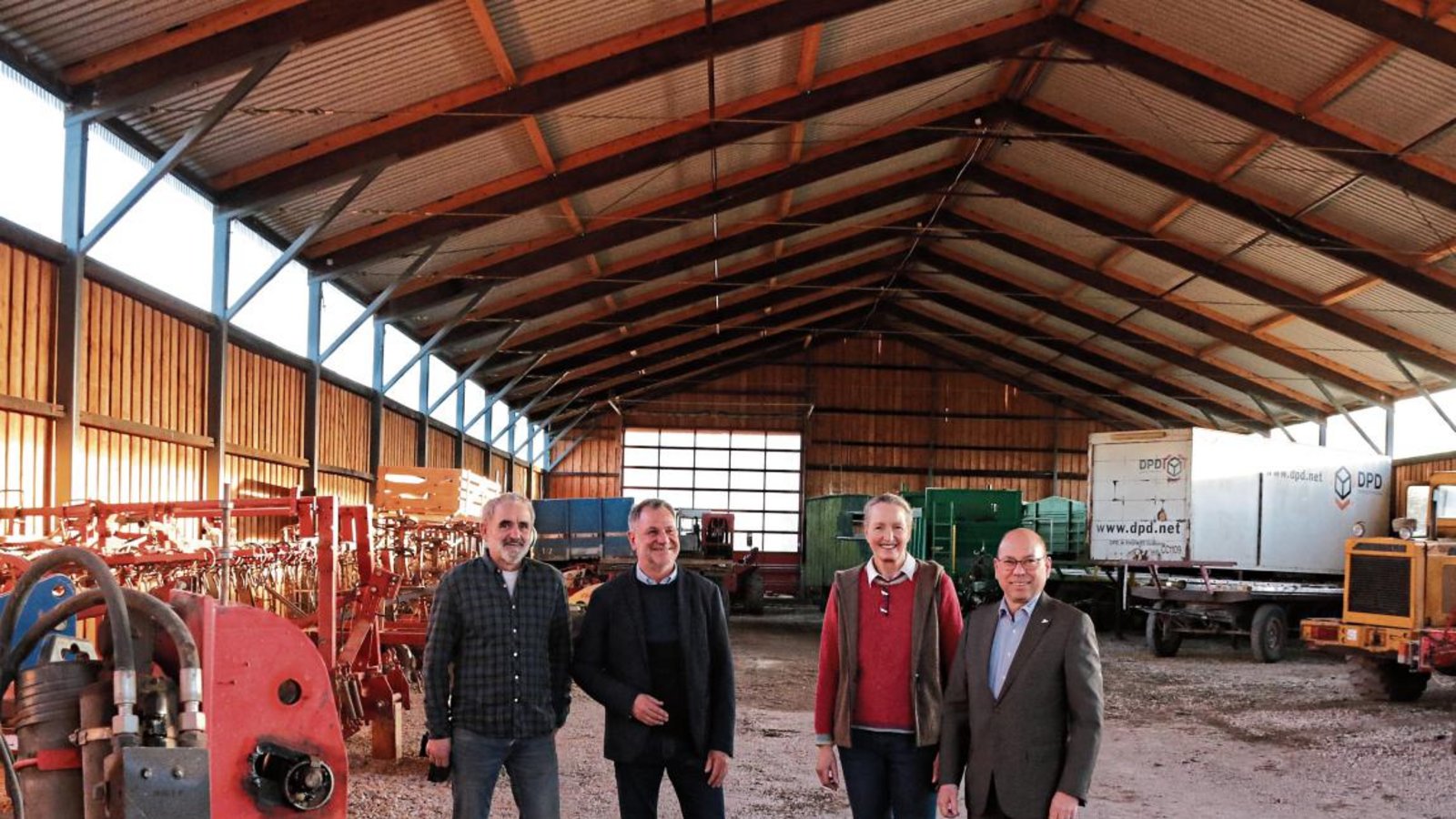 In die Getreide- und Gerätehalle zwischen Schützingen und Gündelbach muss ein Betonboden eingebaut werden. Uwe Conradt (von links), Jürgen Krepp vom Landwirtschaftsamt des Enzkreises, Angelika Conradt und Thomas Fritz, geschäftsführender Gesellschafter von Ensinger, stellen das Projekt vor. Foto: Bögel In die Getreide- und Gerätehalle zwischen Schützingen und Gündelbach muss ein Betonboden eingebaut werden. Uwe Conradt (von links), Jürgen Krepp vom Landwirtschaftsamt des Enzkreises, Angelika Conradt und Thomas Fritz, geschäftsführender Gesellschafter von Ensinger, stellen das Projekt vor. Foto: Bögel
