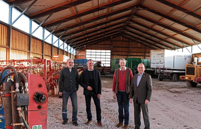 In die Getreide- und Gerätehalle zwischen Schützingen und Gündelbach muss ein Betonboden eingebaut werden. Uwe Conradt (von links), Jürgen Krepp vom Landwirtschaftsamt des Enzkreises, Angelika Conradt und Thomas Fritz, geschäftsführender Gesellschafter von Ensinger, stellen das Projekt vor. Foto: Bögel