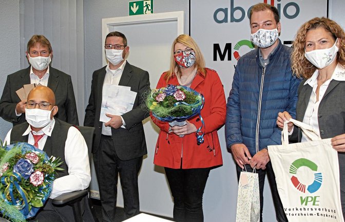 Nach einem Jahr Kooperation zwischen VPE und Abellio sowie dreijährigem Bestehen der Mobilitätszentrale im Bahnhof Mühlacker zogen die Verantwortlichen eine kleine Zwischenbilanz: stehend von links Axel Hofsäß und Daniel Peikert (beide VPE), Hannelore Schuster und Fabian Dürr (beide Abellio) sowie Selma Cantürk (VPE), vorne Abellio-Mitarbeiter Benjamin Schmauder.  Foto: Kollros