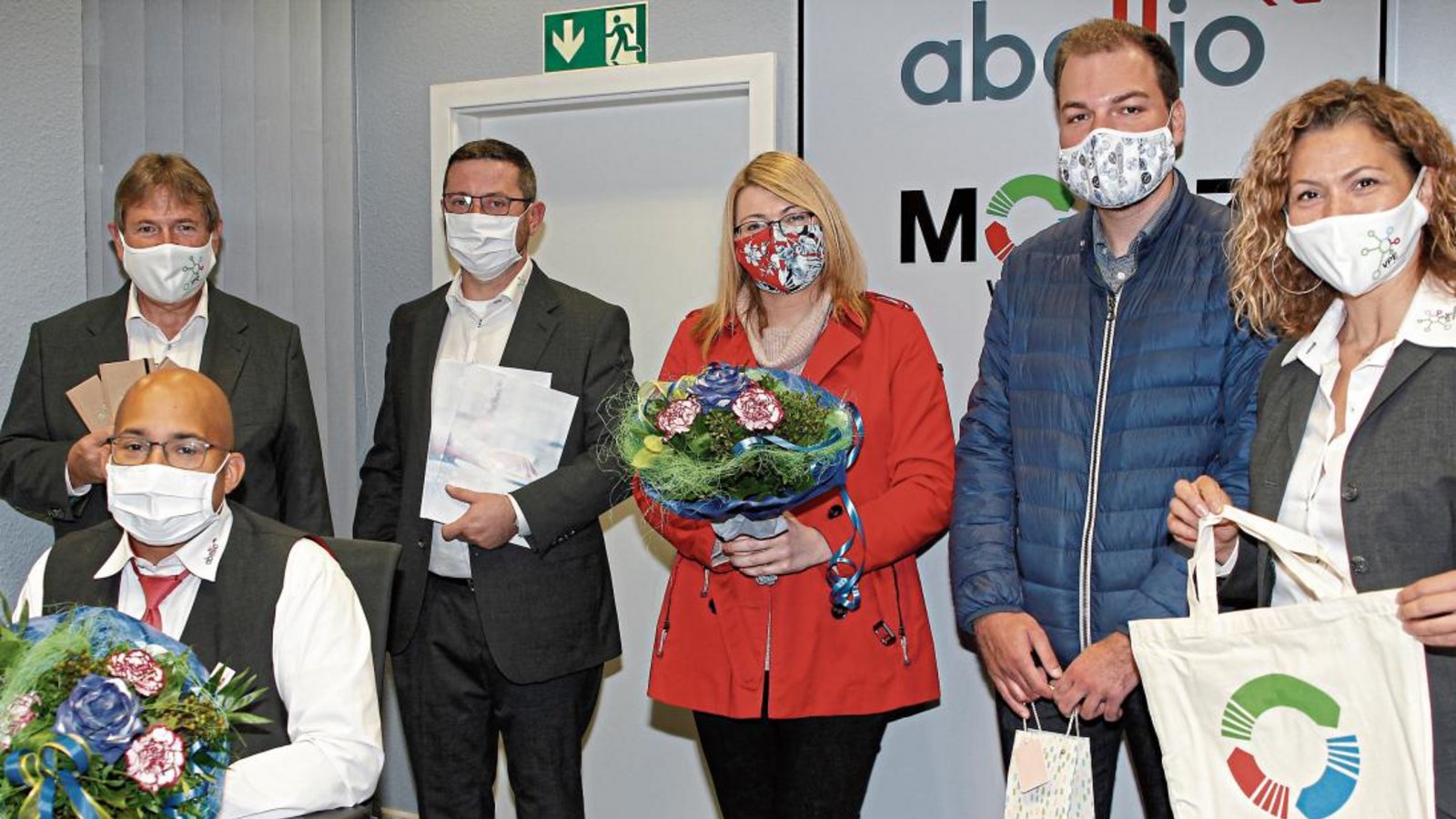 Nach einem Jahr Kooperation zwischen VPE und Abellio sowie dreijährigem Bestehen der Mobilitätszentrale im Bahnhof Mühlacker zogen die Verantwortlichen eine kleine Zwischenbilanz: stehend von links Axel Hofsäß und Daniel Peikert (beide VPE), Hannelore Schuster und Fabian Dürr (beide Abellio) sowie Selma Cantürk (VPE), vorne Abellio-Mitarbeiter Benjamin Schmauder. Foto: Kollros Nach einem Jahr Kooperation zwischen VPE und Abellio sowie dreijährigem Bestehen der Mobilitätszentrale im Bahnhof Mühlacker zogen die Verantwortlichen eine kleine Zwischenbilanz: stehend von links Axel Hofsäß und Daniel Peikert (beide VPE), Hannelore Schuster und Fabian Dürr (beide Abellio) sowie Selma Cantürk (VPE), vorne Abellio-Mitarbeiter Benjamin Schmauder. Foto: Kollros