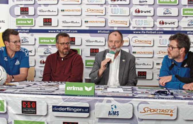 Freuen sich auf den ersten Ballwechsel beim Worldtour-Finale: (von links) IFA-Generalsekretär Jörn Verleger, der lokale OK-Chef Helmut Modenese, IFA-Präsident Karl Weiss sowie Turnierdirektor Winfried Kronsteiner Foto: Nachreiner