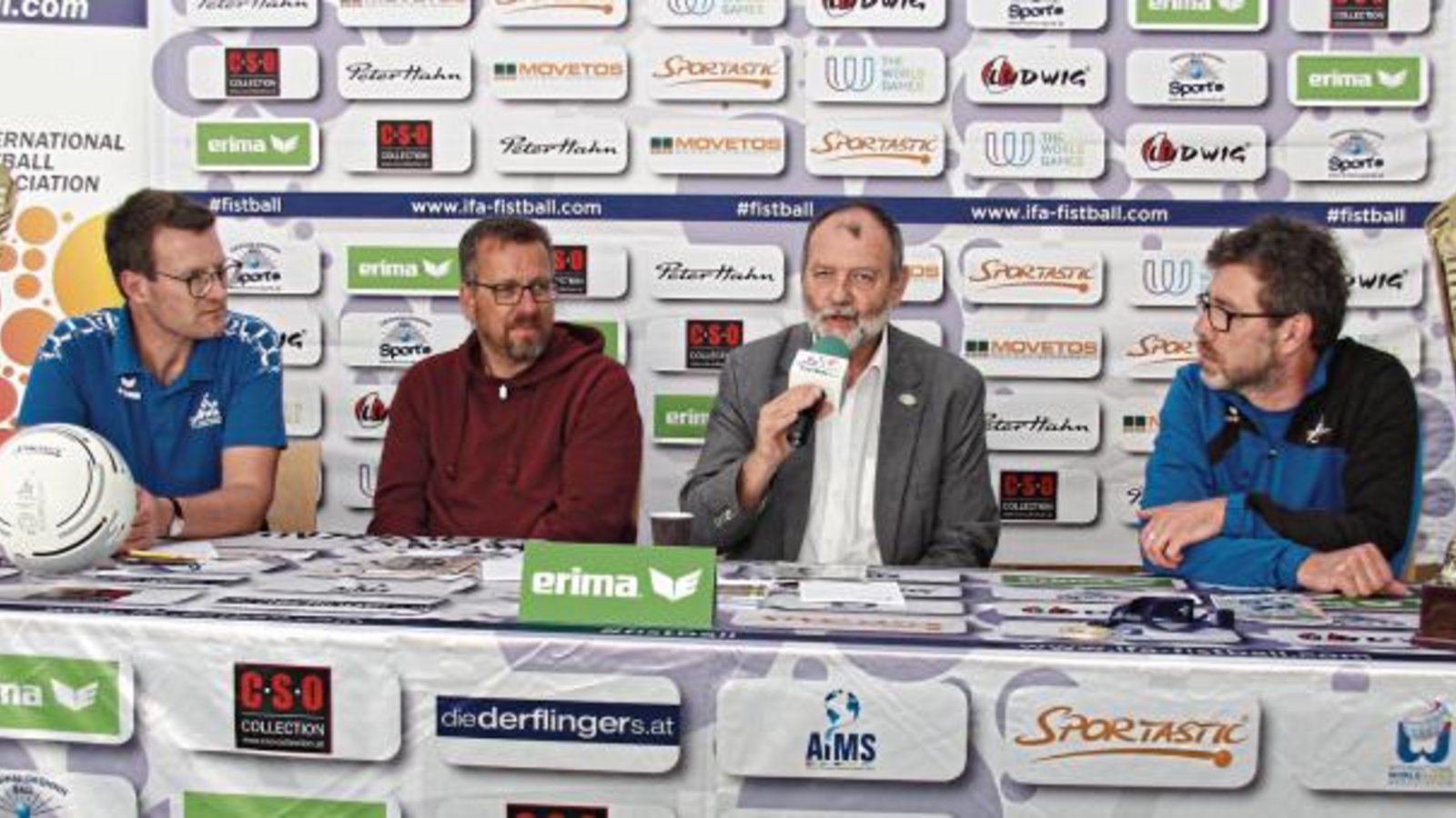 Freuen sich auf den ersten Ballwechsel beim Worldtour-Finale: (von links) IFA-Generalsekretär Jörn Verleger, der lokale OK-Chef Helmut Modenese, IFA-Präsident Karl Weiss sowie Turnierdirektor Winfried Kronsteiner Foto: Nachreiner