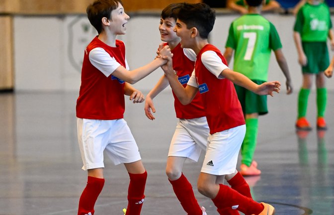 VFR Sersheim 2 (grüner Dress) vs. SGM Hohenhaslach/Freudental 2  Die SGM freut sich über Ihren Sieg gegen Sersheim.  Fußball, männliche Jugend, E-Jugend, Enz-Murr, Alwa Cup Sersheim, 