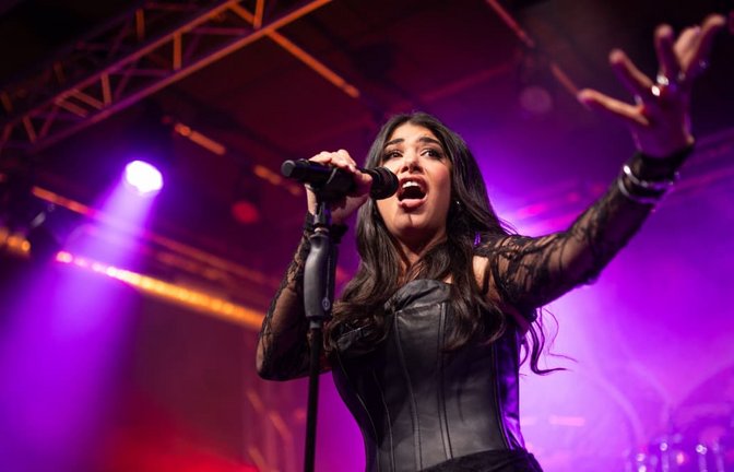 Xandria-Sängerin&nbsp;Ambre Vourvahis überzeugt mit ihrem großen Stimmumfang.<span class='image-autor'>Lichtgut/Julian Rettig</span>