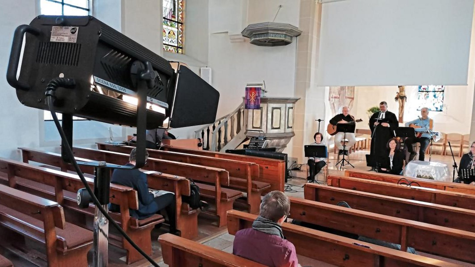 In der Kirche sind bis auf die aktiven Teilnehmer und Helfer keine Besucher beim Gottesdienst dabei. Fotos: Banholzer In der Kirche sind bis auf die aktiven Teilnehmer und Helfer keine Besucher beim Gottesdienst dabei. Fotos: Banholzer