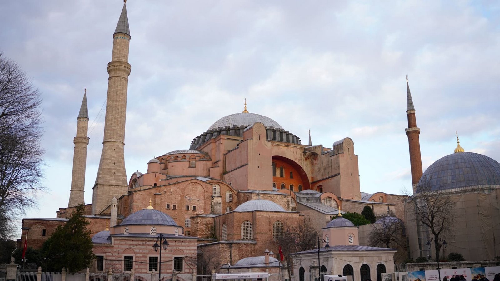 Die Hagia Sophia in Istanbul war einst eine Kathedrale. (Archivbild)Tunahan Turhan/SOPA Images via ZUMA Press Wire/dpa Die Hagia Sophia in Istanbul war einst eine Kathedrale. (Archivbild)Tunahan Turhan/SOPA Images via ZUMA Press Wire/dpa